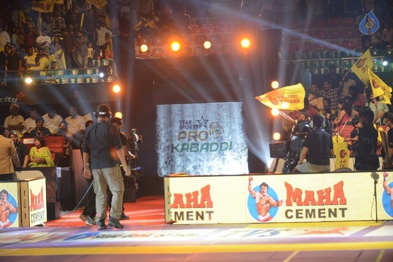 Allu Arjun at PRO Kabaddi League Match Photos - 17 / 102 photos