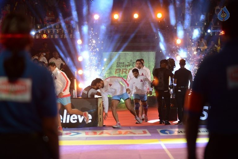 Allu Arjun at PRO Kabaddi League Match Photos - 52 / 102 photos