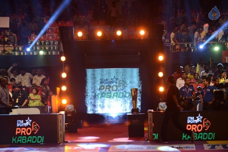 Allu Arjun at PRO Kabaddi League Match Photos - 66 / 102 photos