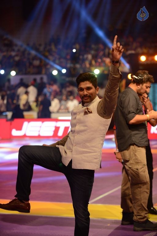 Allu Arjun at PRO Kabaddi League Match Photos - 84 / 102 photos