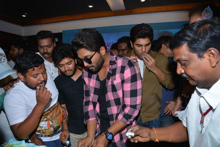 Allu Arjun Birthday Celebrations at FNCC - 22 / 40 photos