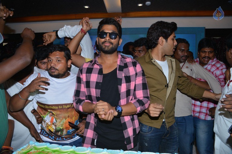 Allu Arjun Birthday Celebrations at FNCC - 28 / 40 photos