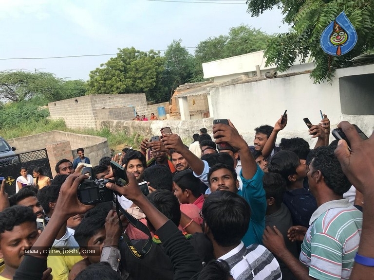 Allu Arjun Dussehra Celebration Photos - 2 / 6 photos