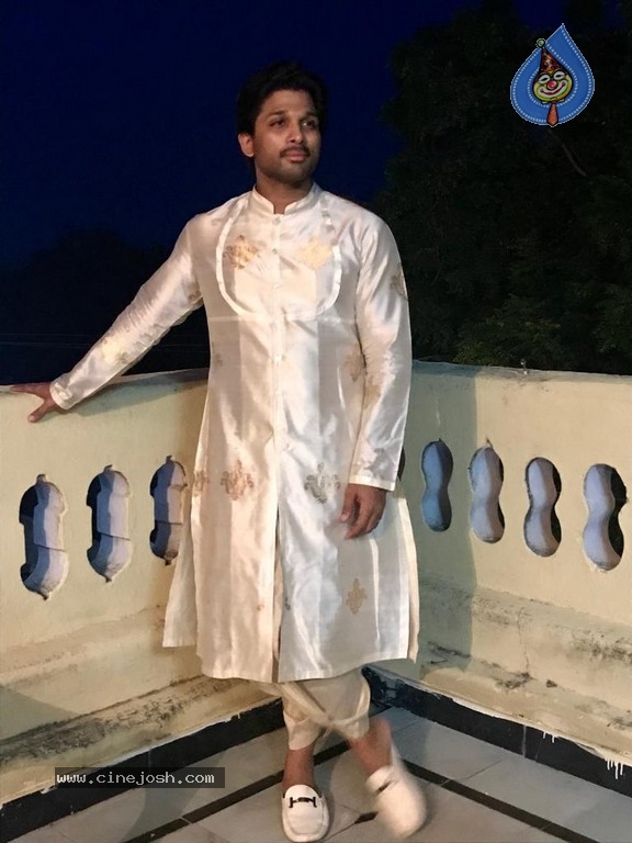 Allu Arjun Dussehra Celebration Photos - 4 / 6 photos