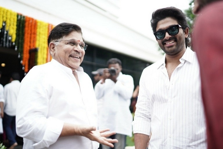 Allu Arjun Family Celebrate Ganesh Visarjan - 1 / 4 photos