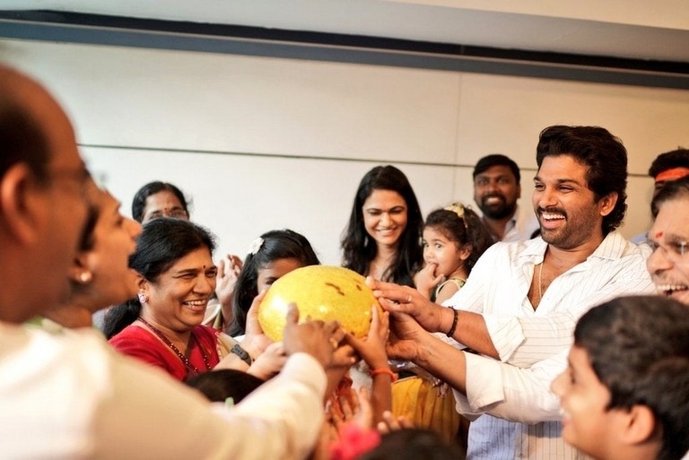 Allu Arjun Family Celebrate Ganesh Visarjan - 4 / 4 photos