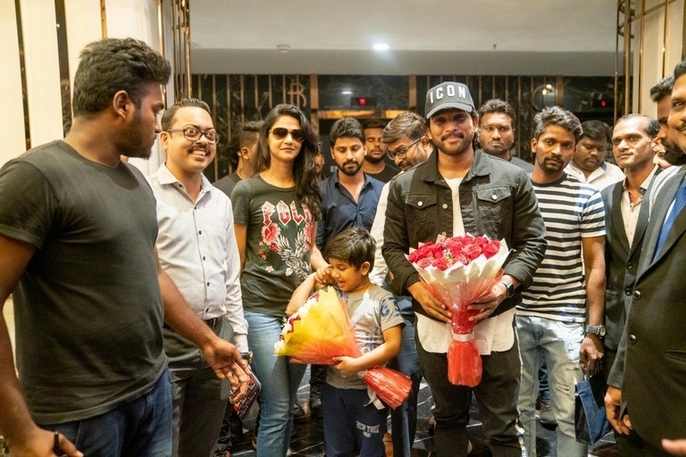 Allu Arjun Family Watching Sye Raa Movie - 2 / 4 photos