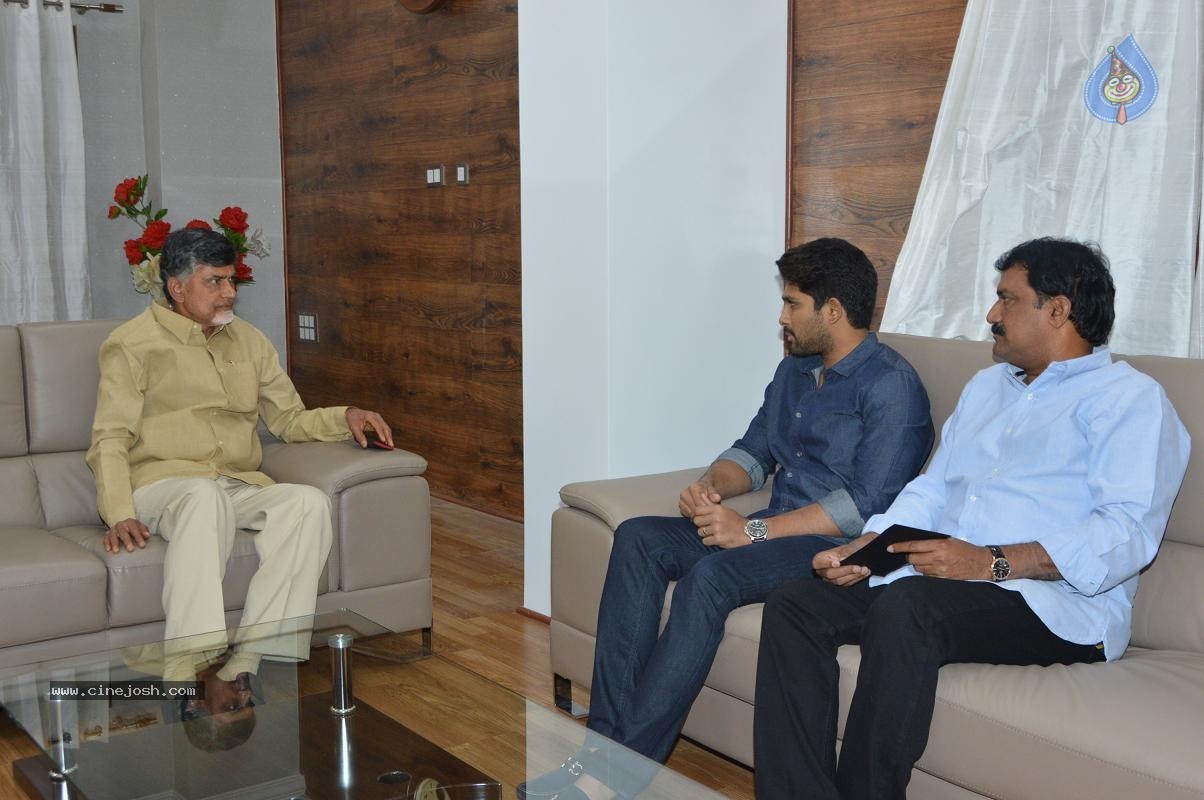 Allu Arjun gives Rs 25 lakhs Cheque to AP CM - 1 / 4 photos