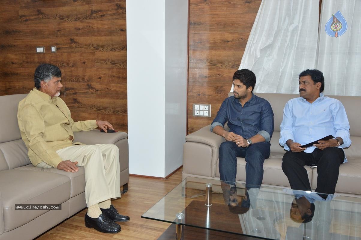 Allu Arjun gives Rs 25 lakhs Cheque to AP CM - 3 / 4 photos