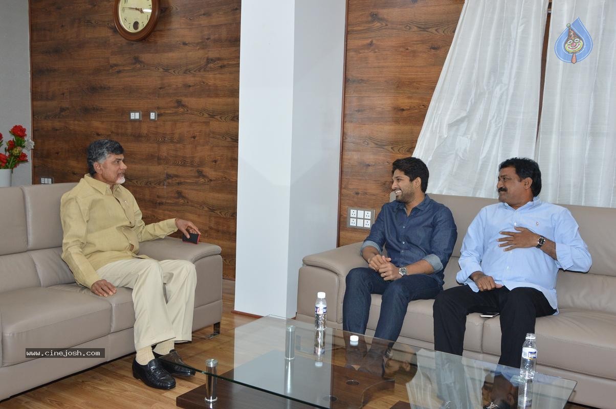 Allu Arjun gives Rs 25 lakhs Cheque to AP CM - 4 / 4 photos