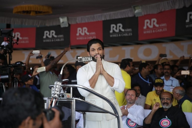 Allu Arjun Grand Welcome in Mallu land - 4 / 15 photos