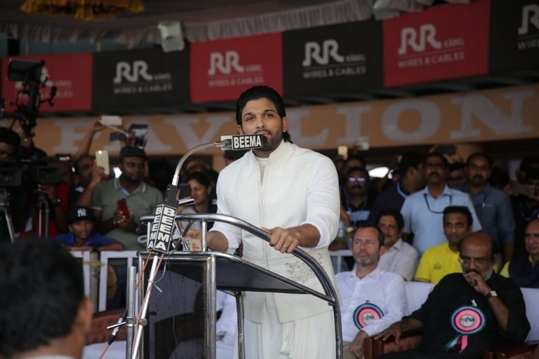 Allu Arjun Grand Welcome in Mallu land - 5 / 15 photos