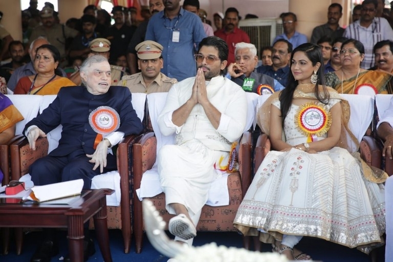 Allu Arjun Grand Welcome in Mallu land - 6 / 15 photos