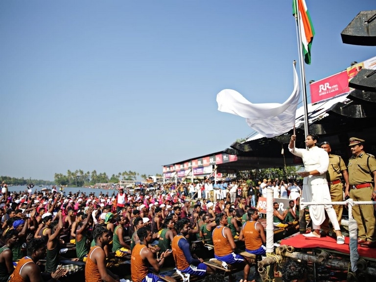 Allu Arjun Grand Welcome in Mallu land - 8 / 15 photos