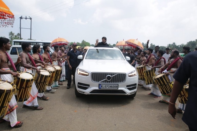 Allu Arjun Grand Welcome in Mallu land - 10 / 15 photos