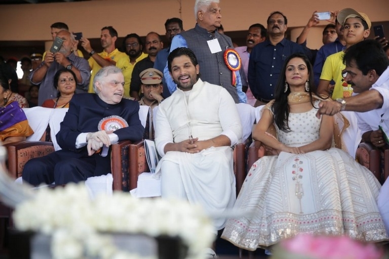 Allu Arjun Grand Welcome in Mallu land - 12 / 15 photos