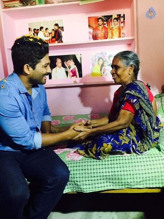 Allu Arjun Met His Terminally ill Fan - 1 / 3 photos