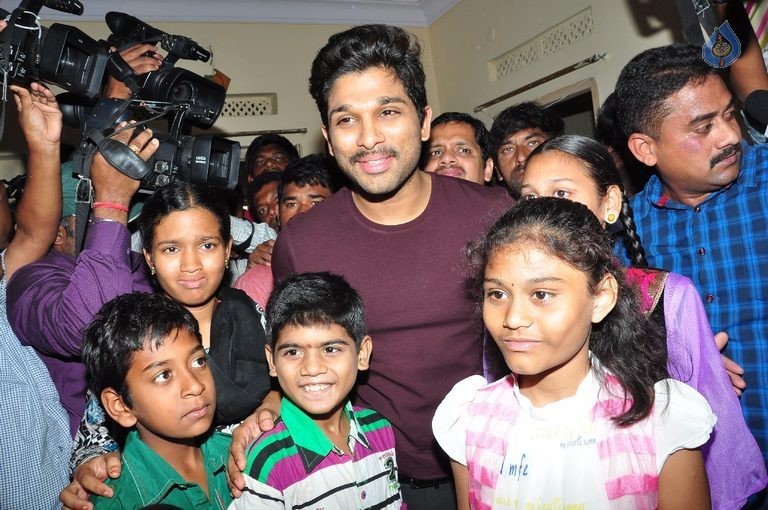Allu Arjun Photos at Make A Wish Event - 15 / 59 photos