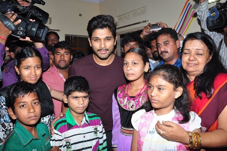Allu Arjun Photos at Make A Wish Event - 20 / 59 photos