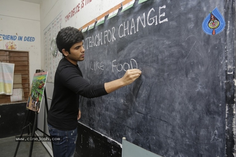 Allu Sirish At Government Primary School - 7 / 21 photos