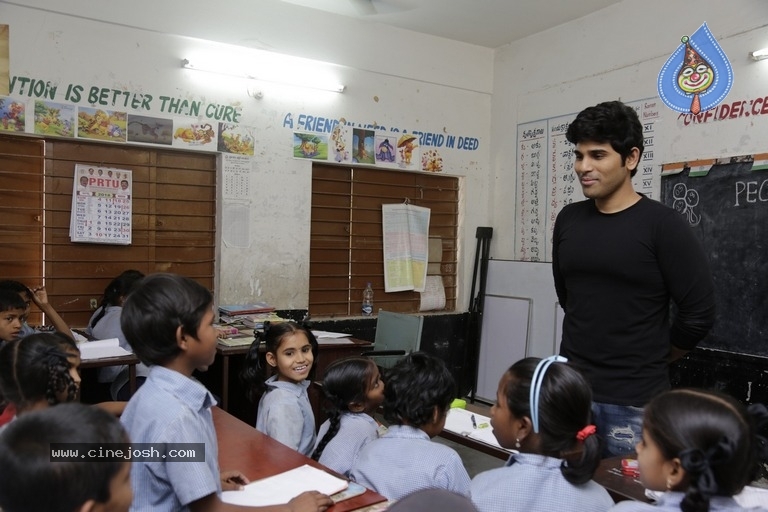 Allu Sirish At Government Primary School - 8 / 21 photos