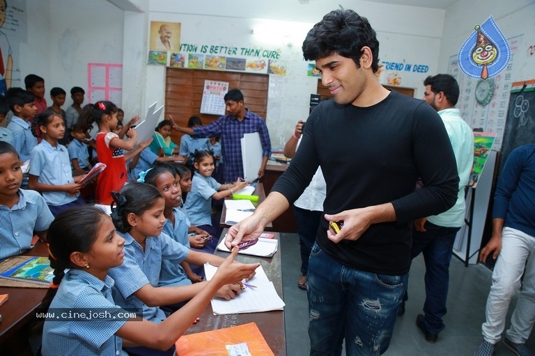 Allu Sirish At Government Primary School - 12 / 21 photos