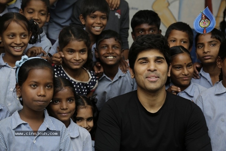 Allu Sirish At Government Primary School - 17 / 21 photos