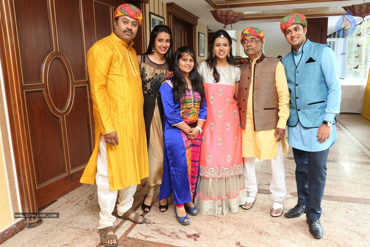 Alok Nahata and Sashi Nahata 25th Wedding Anniversary  - 65 / 128 photos