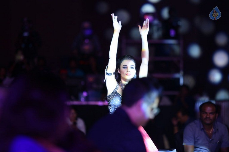 Amy Jackson Dance at Filmfare Awards  - 8 / 42 photos
