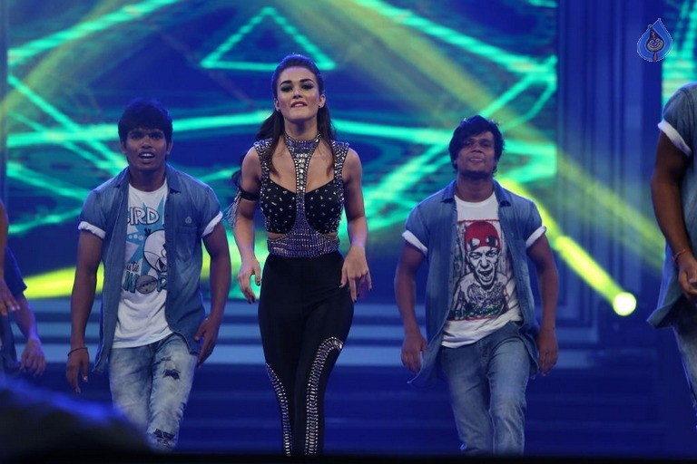 Amy Jackson Dance at Filmfare Awards  - 11 / 42 photos