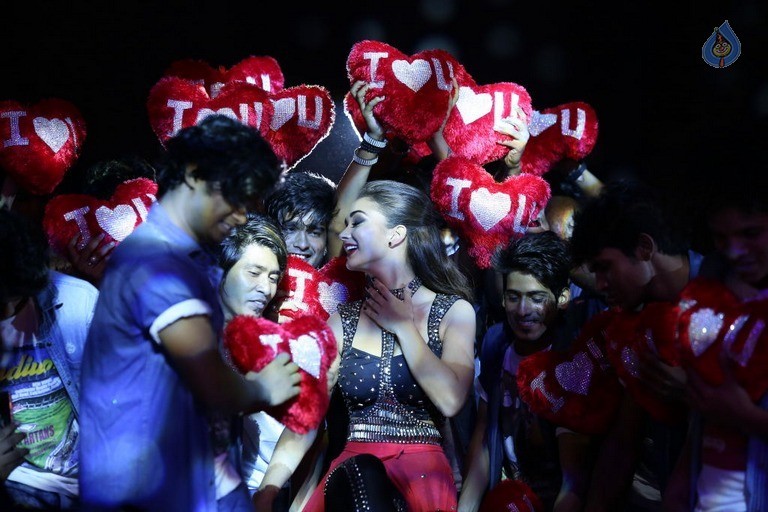 Amy Jackson Dance at Filmfare Awards  - 14 / 42 photos