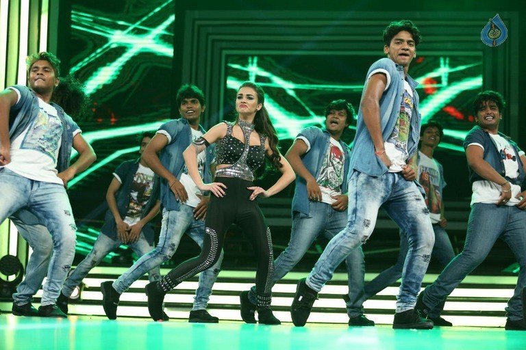 Amy Jackson Dance at Filmfare Awards  - 16 / 42 photos