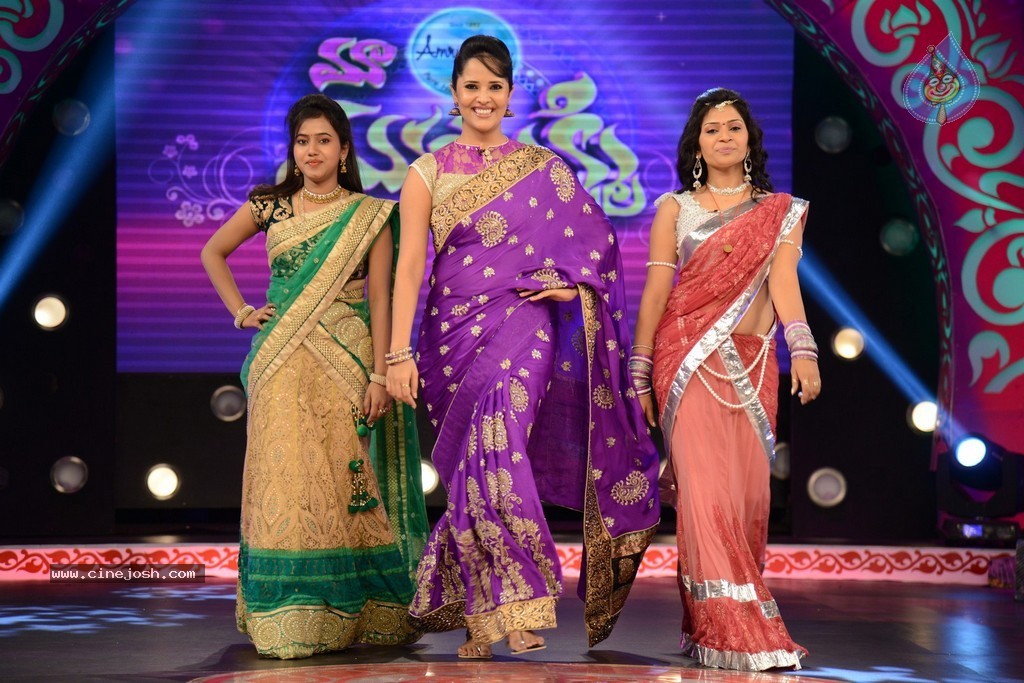 Anasuya at MAA Mahalakshmi Event - 90 / 105 photos