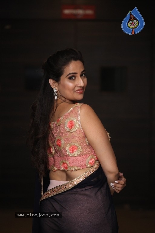 Anchor Manjusha Photos - 14 / 21 photos