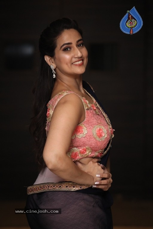 Anchor Manjusha Photos - 18 / 21 photos