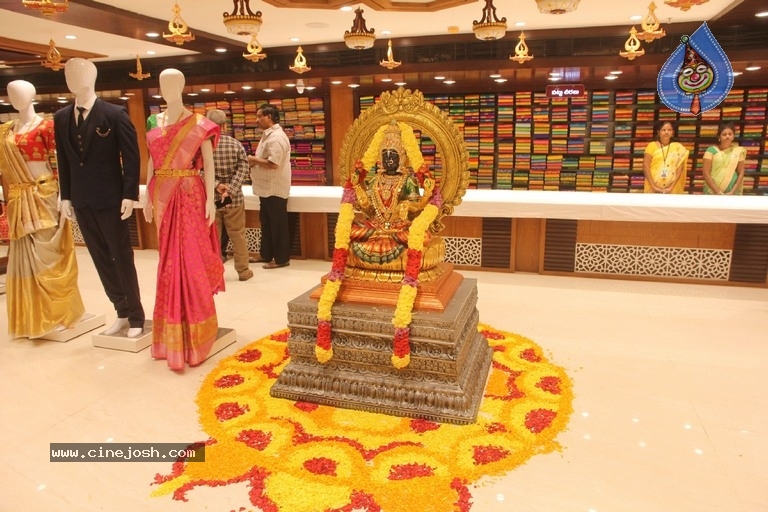 Anupama Parameswaran Inaugurates Subhamasthu Shopping Mall - 16 / 20 photos