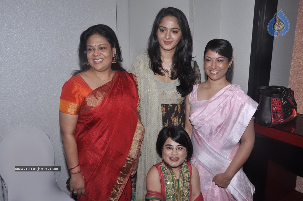 Anushka at TeachAIDS Press Meet - 10 / 52 photos
