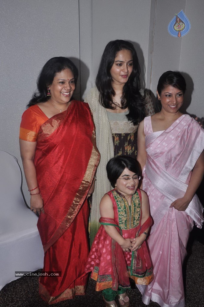 Anushka at TeachAIDS Press Meet - 27 / 52 photos