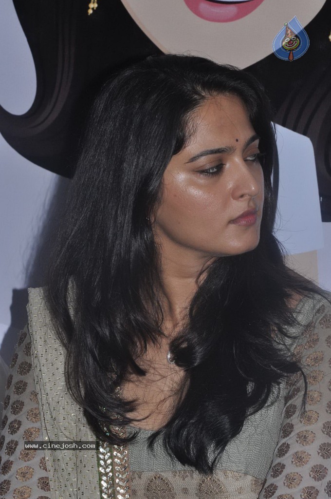 Anushka at TeachAIDS Press Meet - 32 / 52 photos