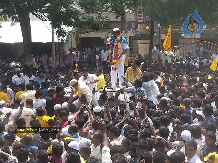 Balakrishna Hindupur Nomination Hungama - 14 / 24 photos