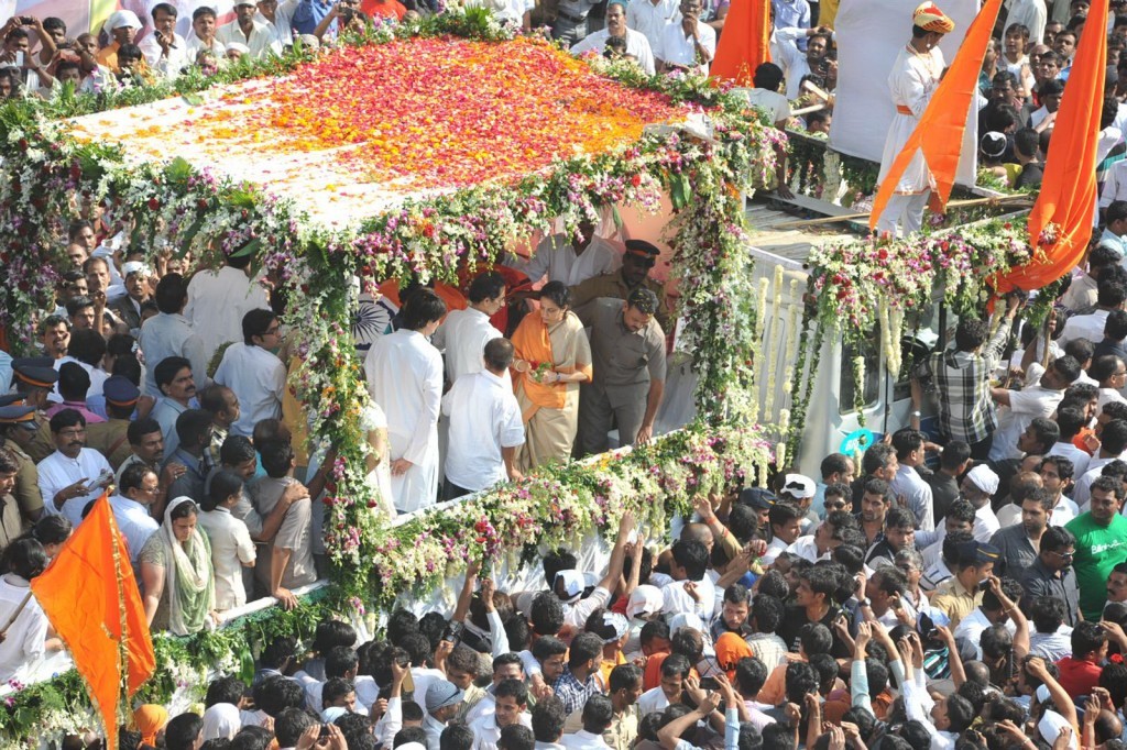 Balasaheb Thackeray Funeral Event - 3 / 95 photos