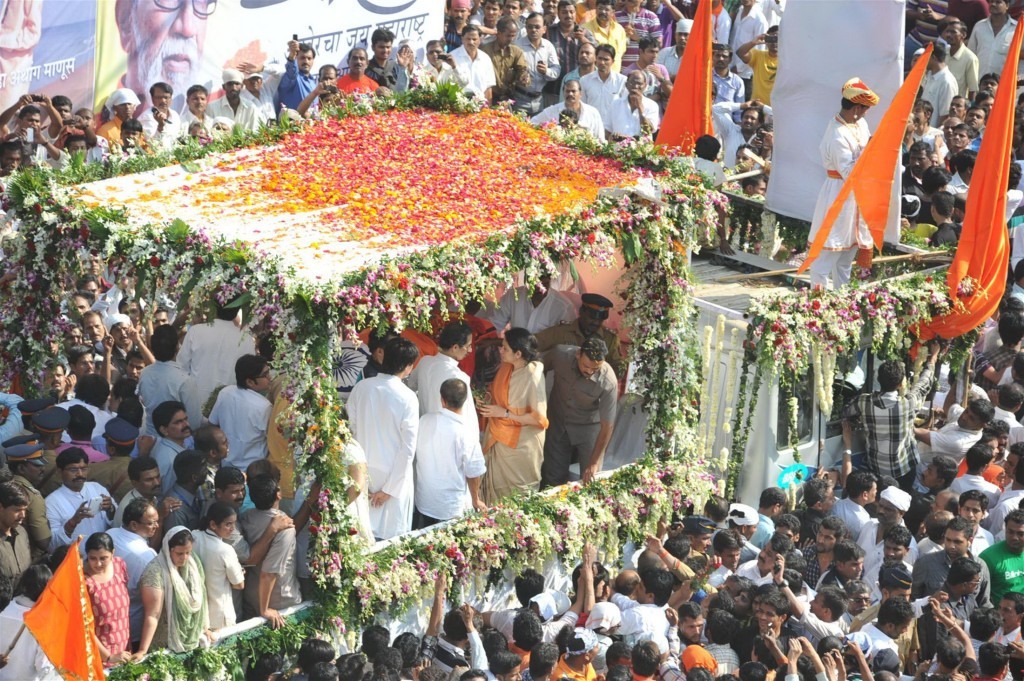 Balasaheb Thackeray Funeral Event - 28 / 95 photos
