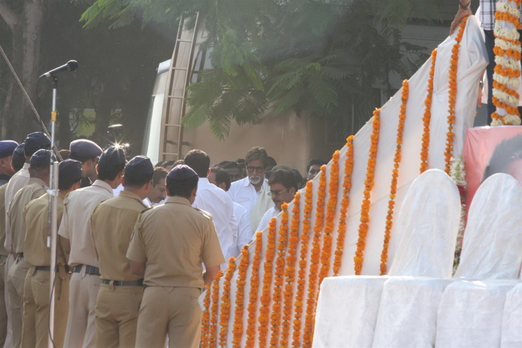 Balasaheb Thackeray Funeral Event - 59 / 95 photos