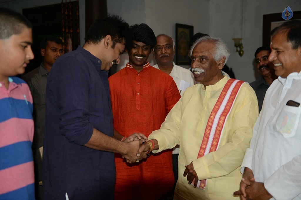 Bandaru Dattatreya meets Pawan Kalyan - 4 / 14 photos