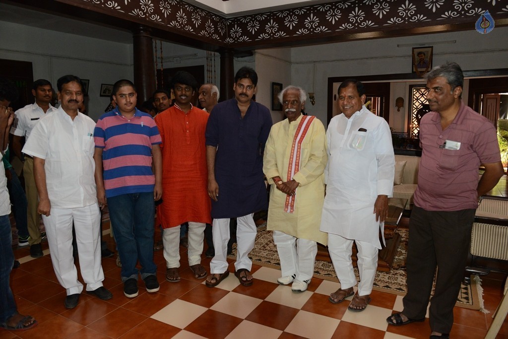 Bandaru Dattatreya meets Pawan Kalyan - 7 / 14 photos