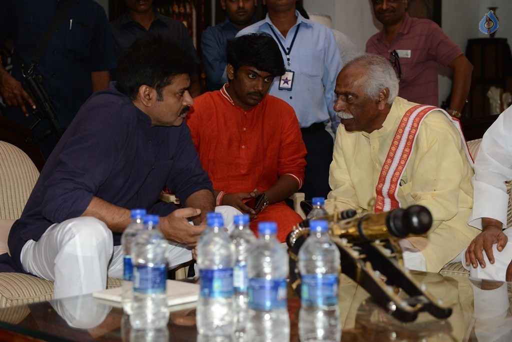 Bandaru Dattatreya meets Pawan Kalyan - 10 / 14 photos