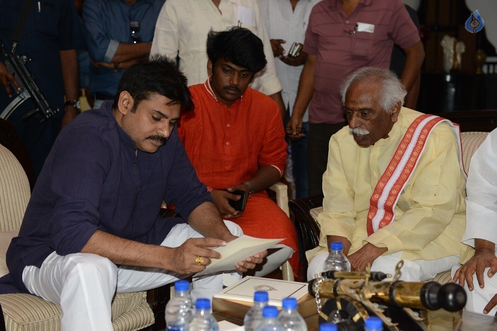 Bandaru Dattatreya meets Pawan Kalyan - 11 / 14 photos