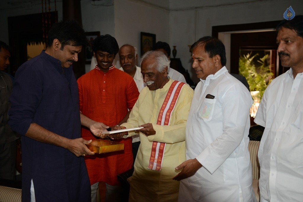 Bandaru Dattatreya meets Pawan Kalyan - 12 / 14 photos