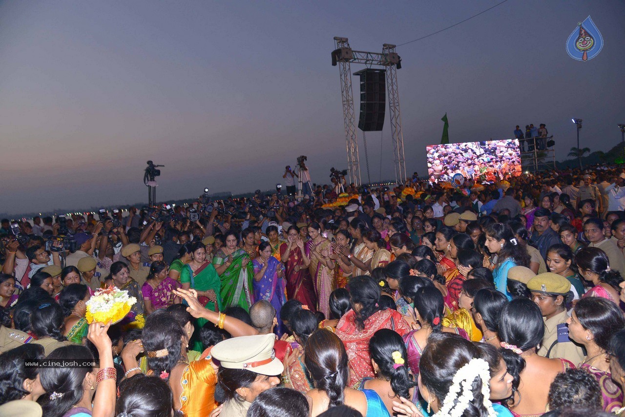 Bathukamma Festival at Tankbund - 20 / 36 photos