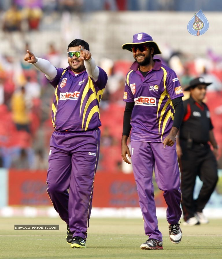 Bengal Tigers Vs Mumbai Heroes Match - 5 / 216 photos